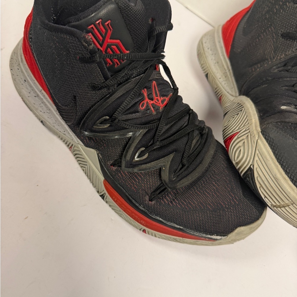 Size 11.5 - Nike Kyrie 5 EP Bred - AO2919-600 - Picture 2 of 11